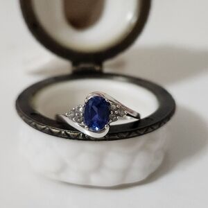 Elegant White Gold and Sapphire Gemstone Ring